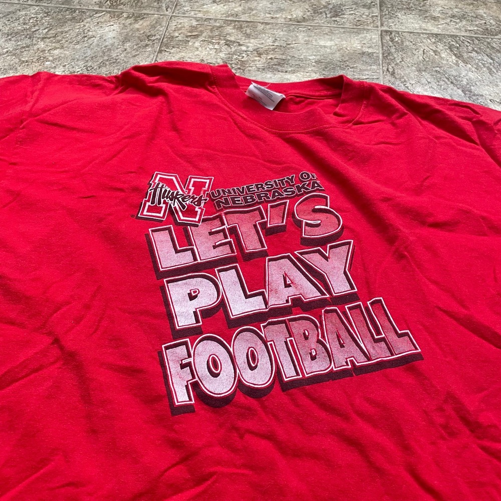 Gildan University of Nebraska Cornhuskers Lets Play Football T-Shirt Red XXL